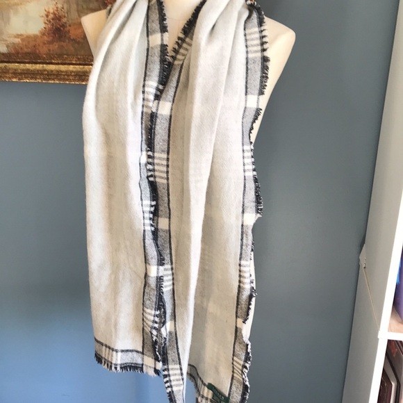 Lauren Ralph Lauren 100 % lambs wool black & cream plaid scarf with fringe trim - Picture 5 of 8